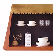 Display wall shelf in teak and brass