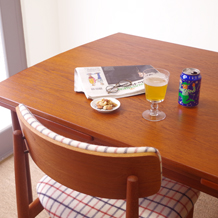 Dining table with 2 leaves