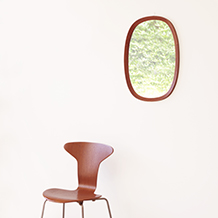 Oval mirror in solid teak