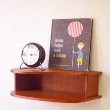 Wall shelf in teak