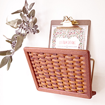 Wall shelf in teak and rattan