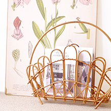 Magazine rack with handle in rattan
