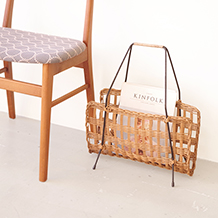 Magazine rack with handle in rattan