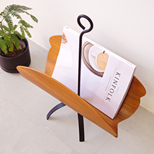 Magazine rack with handle in teak