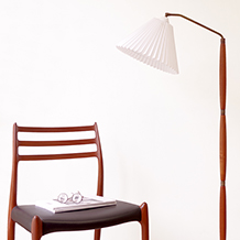 Floor lamp with tiltable shade in teak