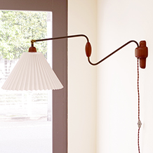 Swing arm wall lamp in solid teak & brass