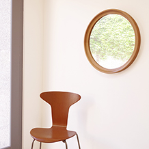 Circular medium mirror in oak