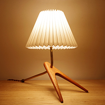 Tripod table lamp in solid teak and brass