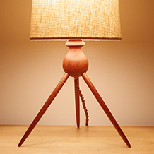 Tripod table lamp in solid teak