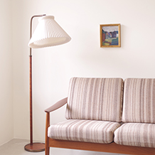 Adjustable floor lamp in mahogany