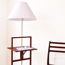 Floor lamp with folding table in solid mahogany