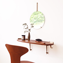 Wall shelf in teak and brass