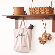 Wall mounted coat rack in solid oak