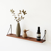 Wall shelf in solid teak and brass