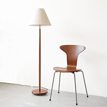 Floor lamp in solid teak