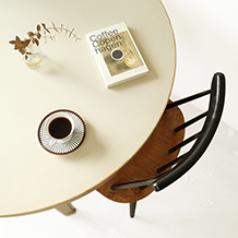 Alvar Aalto / Artek table 90A (round / beige)