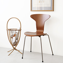 Cone-shaped basket with legs in rattan