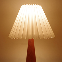 Table lamp in solid teak