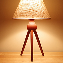 Tripod table lamp in solid teak (large)