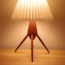 Tripod table lamp in solid teak