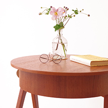 Round sewing table in teak