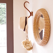 Circular mirror in rattan