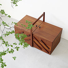 Sewing box in teak