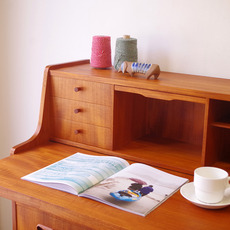 Bureau with mirror & key をアップしました