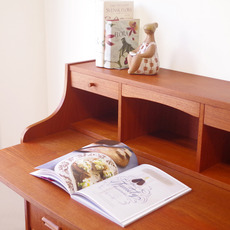Bureau with mirror and key をアップしました