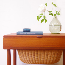 Ejvind A. Johansson / Sewing table in teak をアップしました