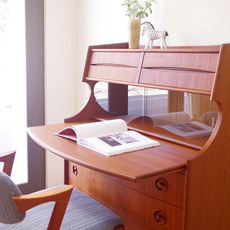Bureau with glass doors & key をアップしました