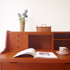 Bureau with mirror & key をアップしました