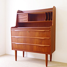 Bureau with postcard stand & key in teak をアップしました