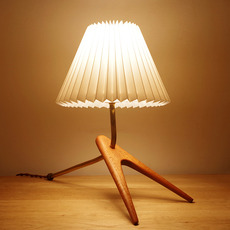Tripod table lamp in solid teak and brass をアップしました