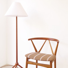 Tripod floor lamp in solid teak をアップしました