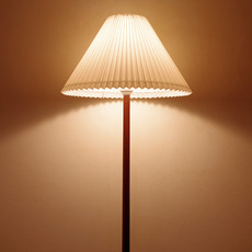 Tripod floor lamp in teak をアップしました