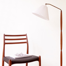 Floor lamp with tiltable shade in teak をアップしました