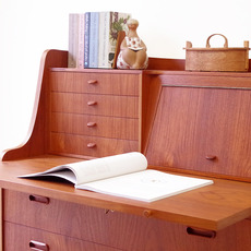 Bureau with mirror & key をアップしました
