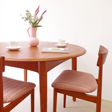 Svend A. Madsen /Round table with 2 leaves in teak をアップしました