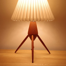 Tripod table lamp in solid teak をアップしました