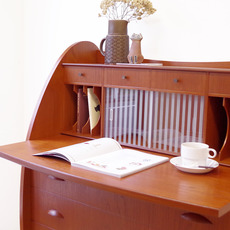Bureau with glass doors in teak をアップしました