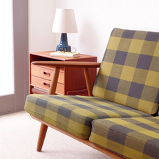 【張替代込】Hans J.Wegner 2pers. sofa GE240 in teak&oak をアップしました