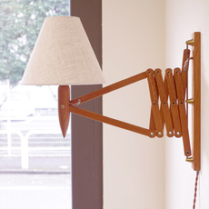 Movable bracket lamp in solid oak & brass をアップしました