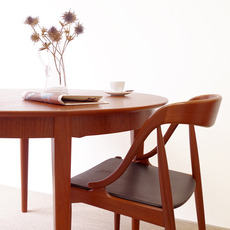 Henning Kjaernulf/Round table with 2leaves in teak をアップしました