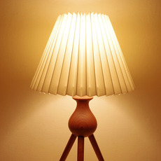 Tripod table lamp in solid teak をアップしました