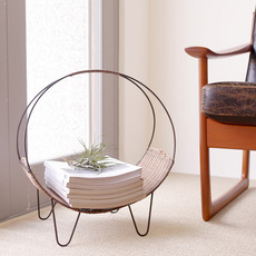Hoop-shaped magazine rack in rattan をアップしました