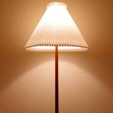 Le Klint / Floor lamp model327 in solid mahogany をアップしました