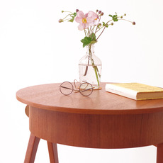 Round sewing table in teak をアップしました