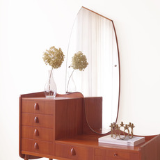 Chest of drawers with large mirror をアップしました