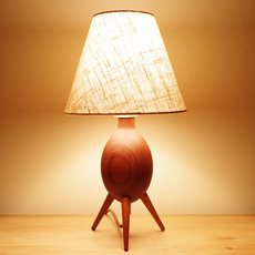 Tripod table lamp in solid teak をアップしました